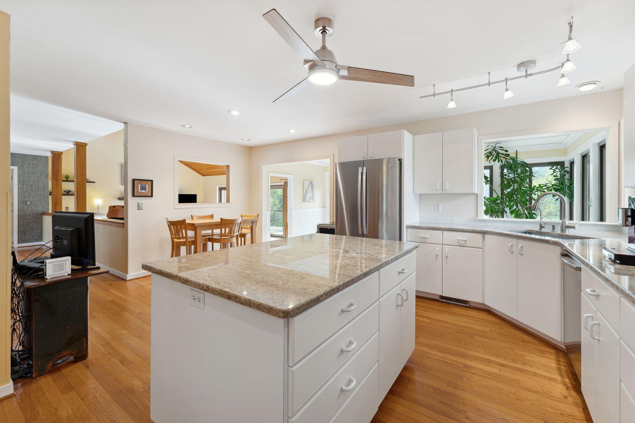 636 Cain Drive Mount Pleasant, SC 29464 - Photo 16 of 37 Dine in kitchen
