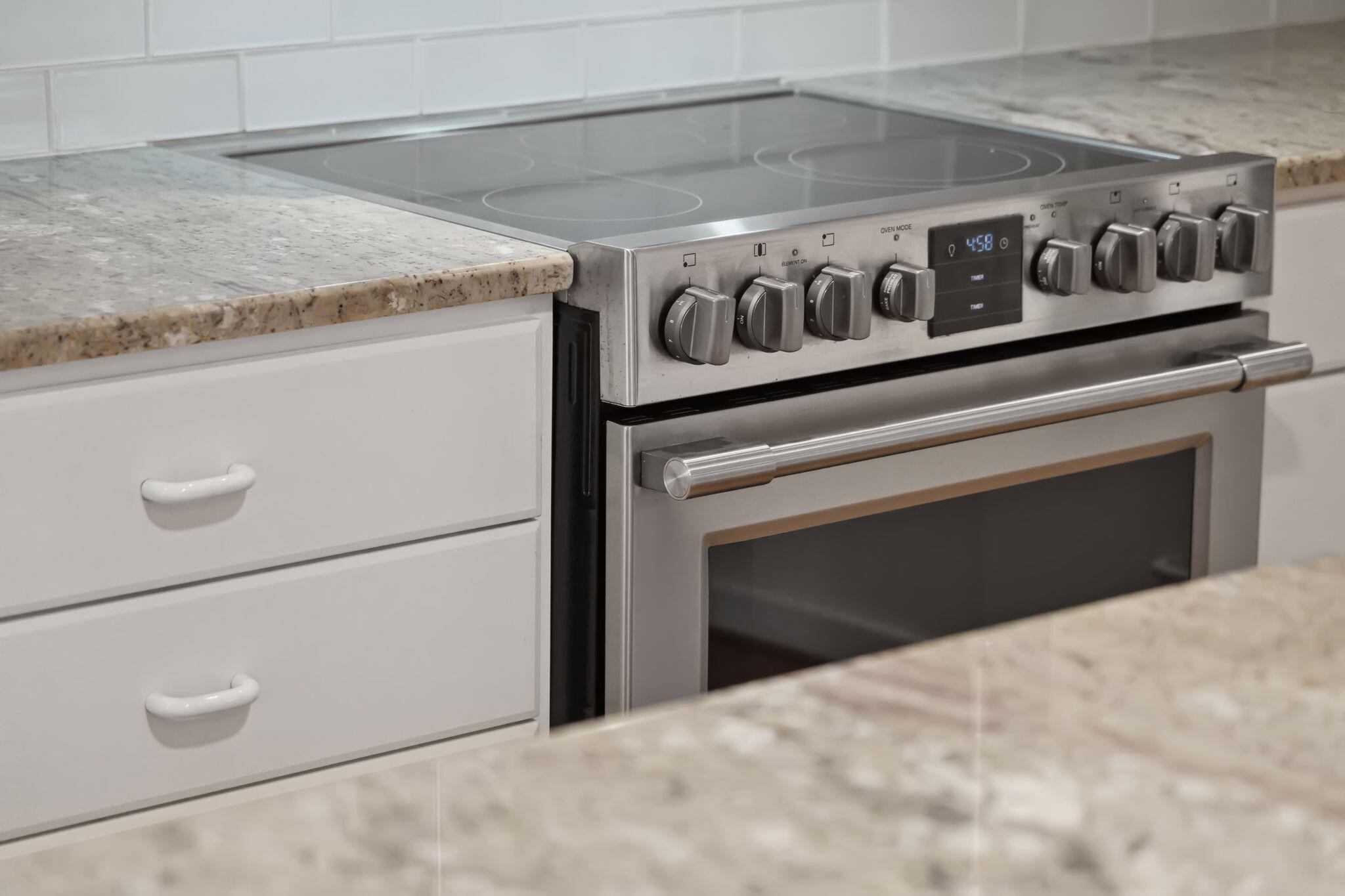 636 Cain Drive Mount Pleasant, SC 29464 - Photo 17 of 37 Granite and stainless appliances