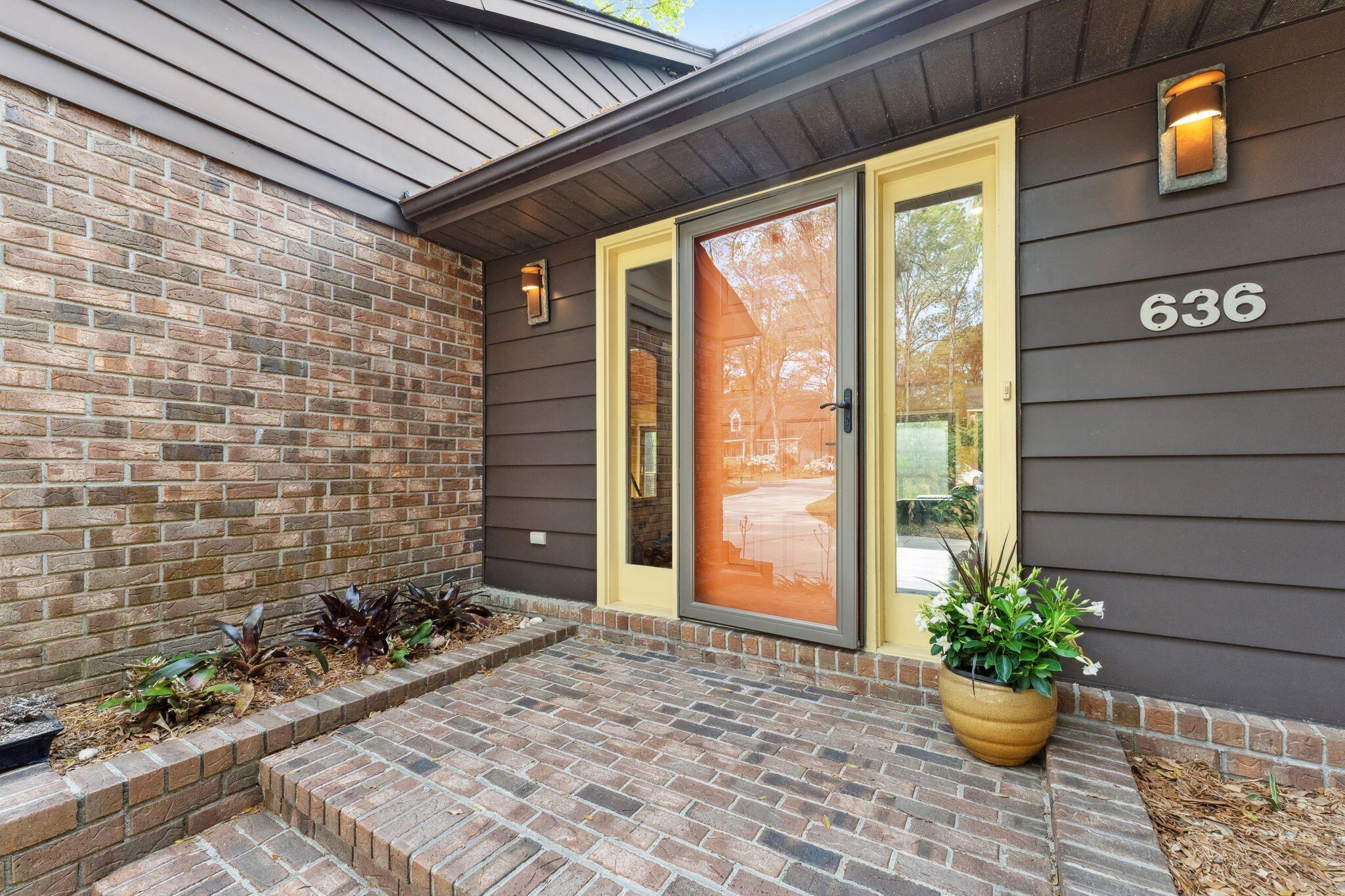 636 Cain Drive Mount Pleasant, SC 29464 - Photo 6 of 37 Modern accents at entry