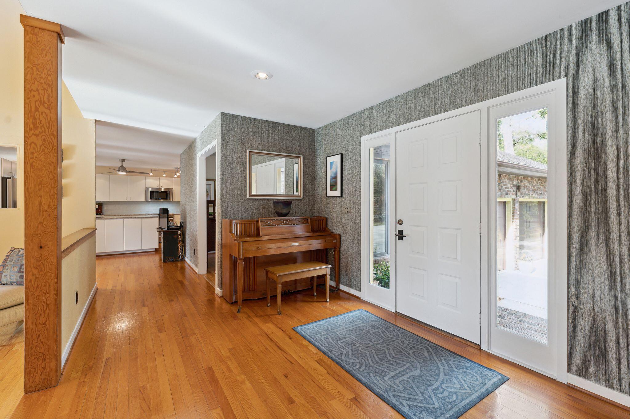 636 Cain Drive Mount Pleasant, SC 29464 - Photo 8 of 37 Spacious foyer