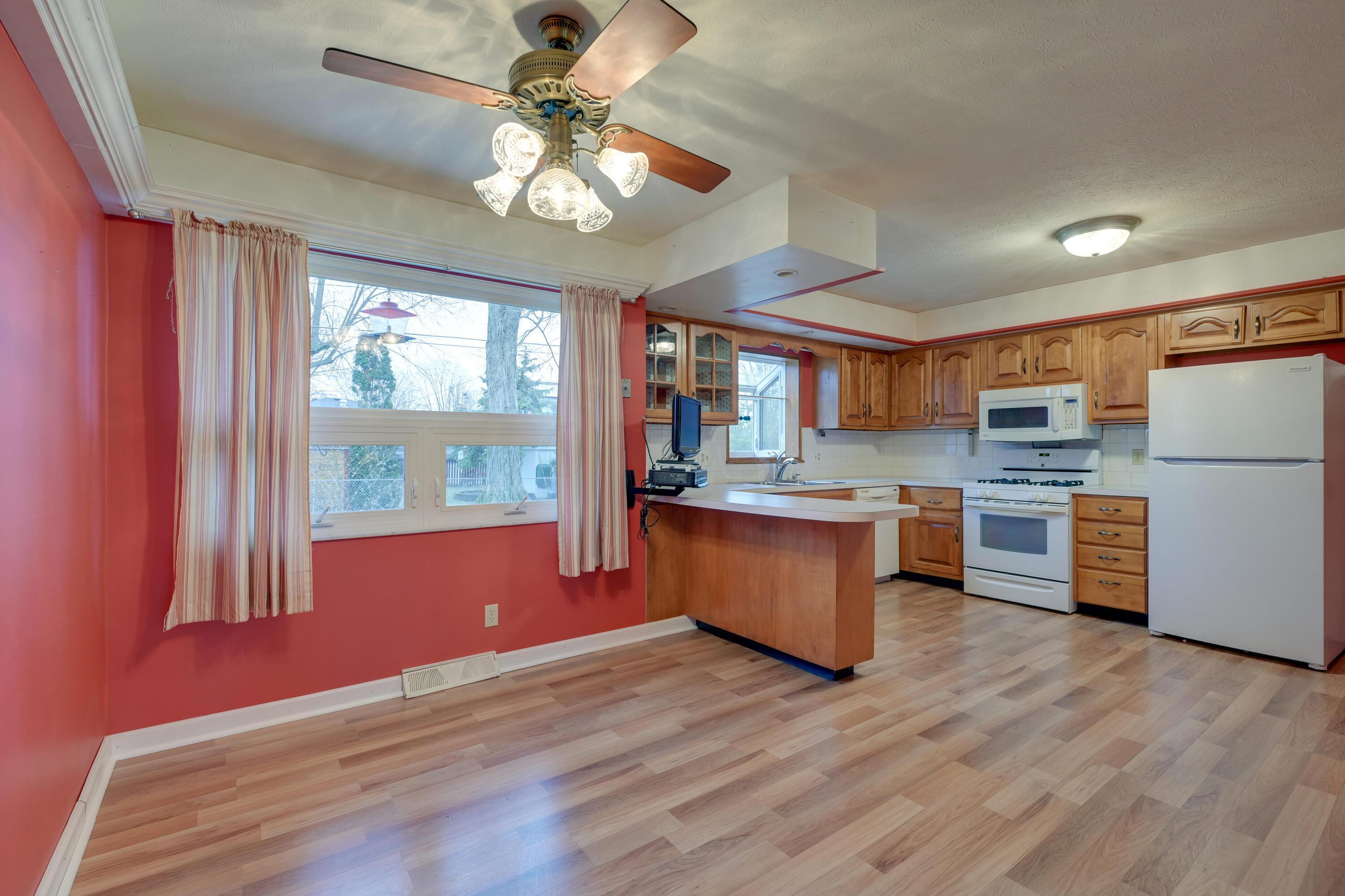 5516 Driftwood Road Columbus, OH 43229 - Photo 7 of 35 Eating area / Kitchen