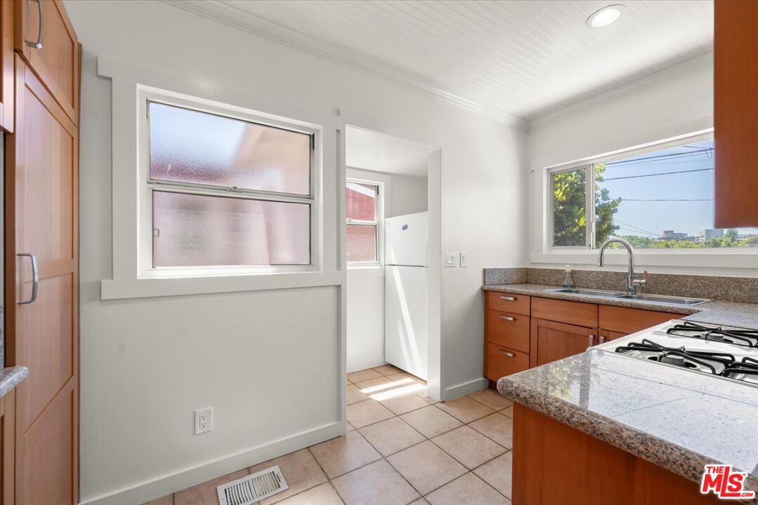 1248 Hyperion Avenue Los Angeles, CA 90029 - Photo 11 of 27