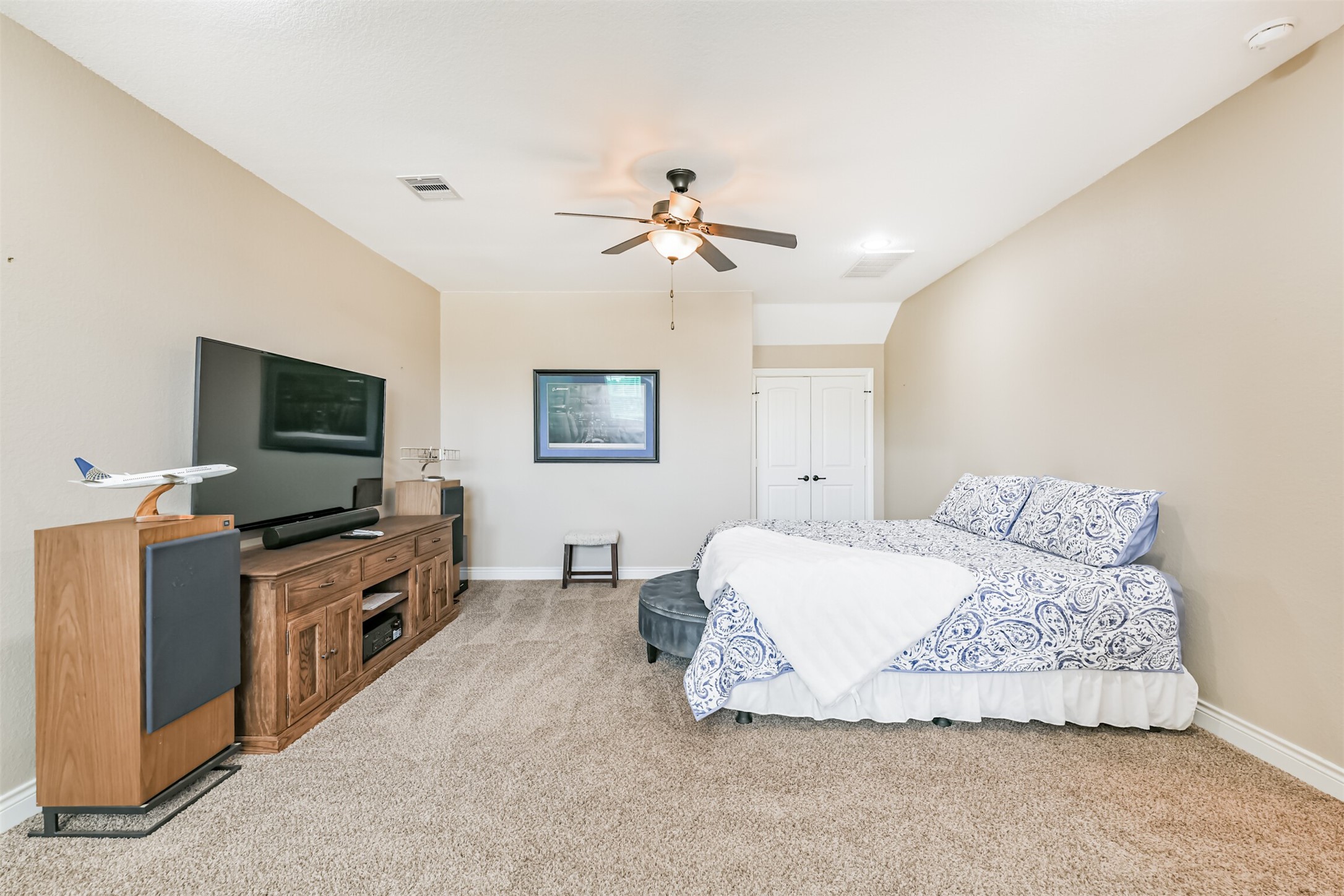 27553 Rio Blanco Drive Splendora, TX 77372 - Photo 22 of 41 a bedroom with a bed and a flat screen tv