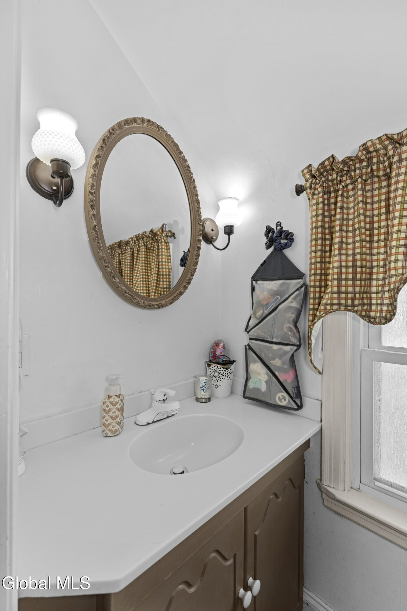 2240 Rosendale Road Niskayuna, NY 12309 - Photo 12 of 39 Primary Half Bath