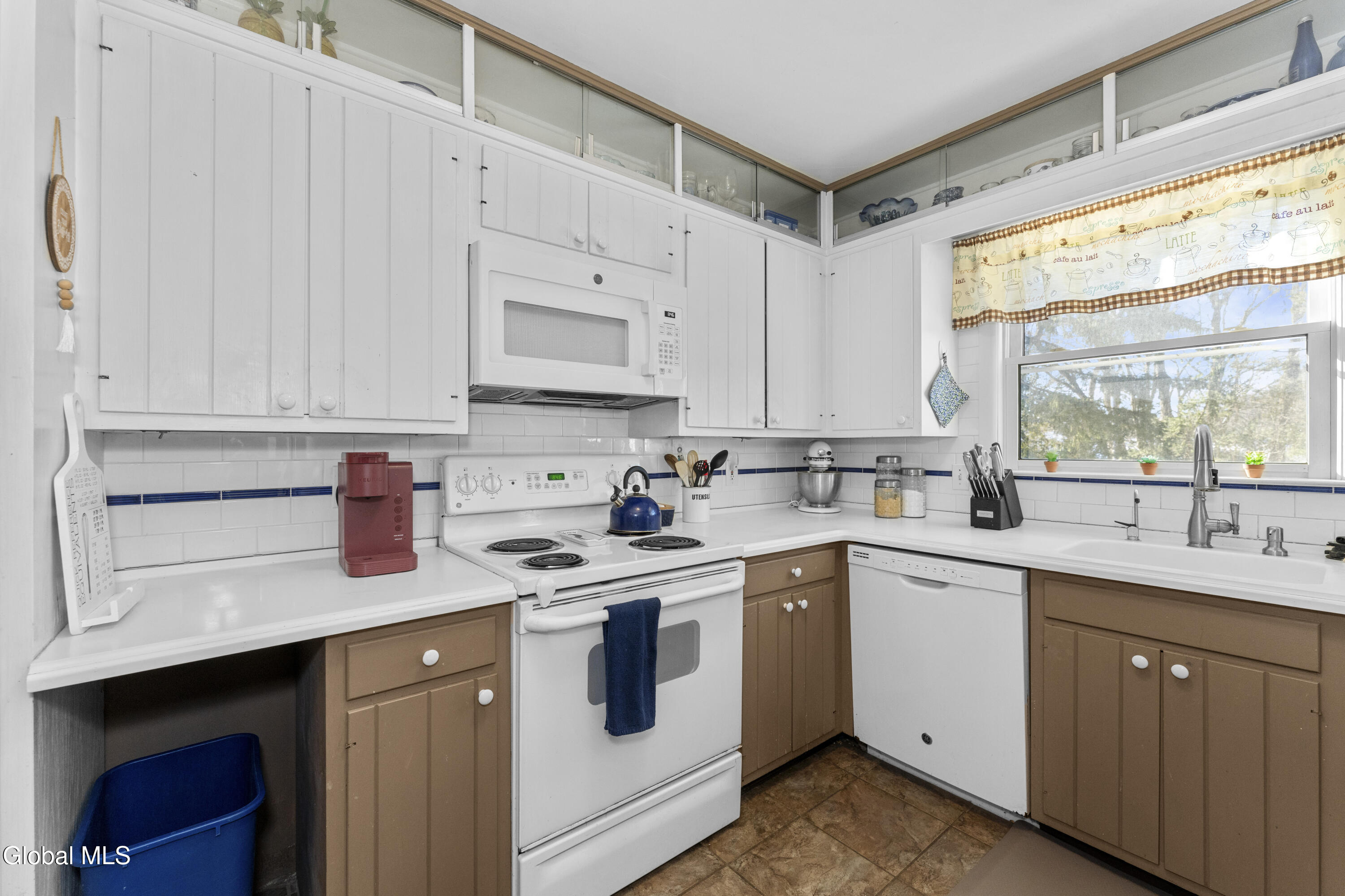 2240 Rosendale Road Niskayuna, NY 12309 - Photo 21 of 39 Kitchen with Corian Countertops