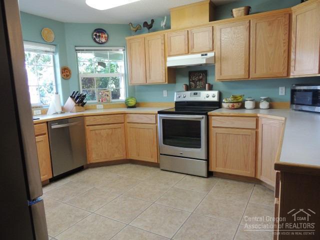 2983 Northeast Yellowpine Road Prineville, OR 97754 - Photo 5 of 22 Newer stainless steel appliances