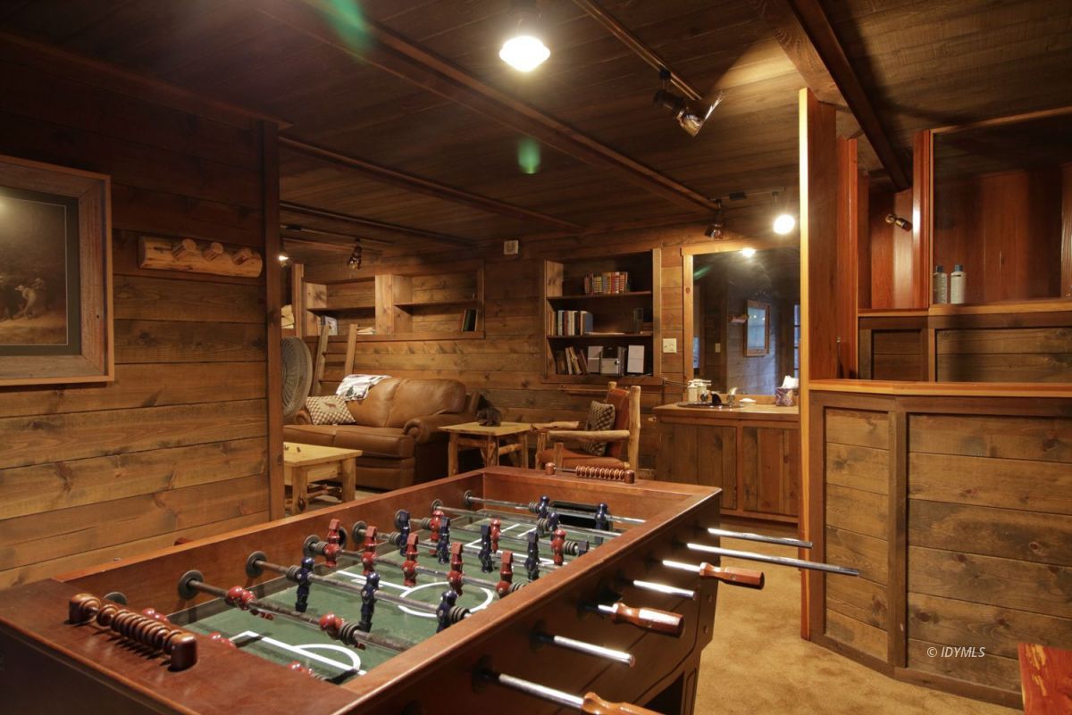 24745 Fern Valley Road Idyllwild, CA 92549 - Photo 26 of 48 a room with chairs