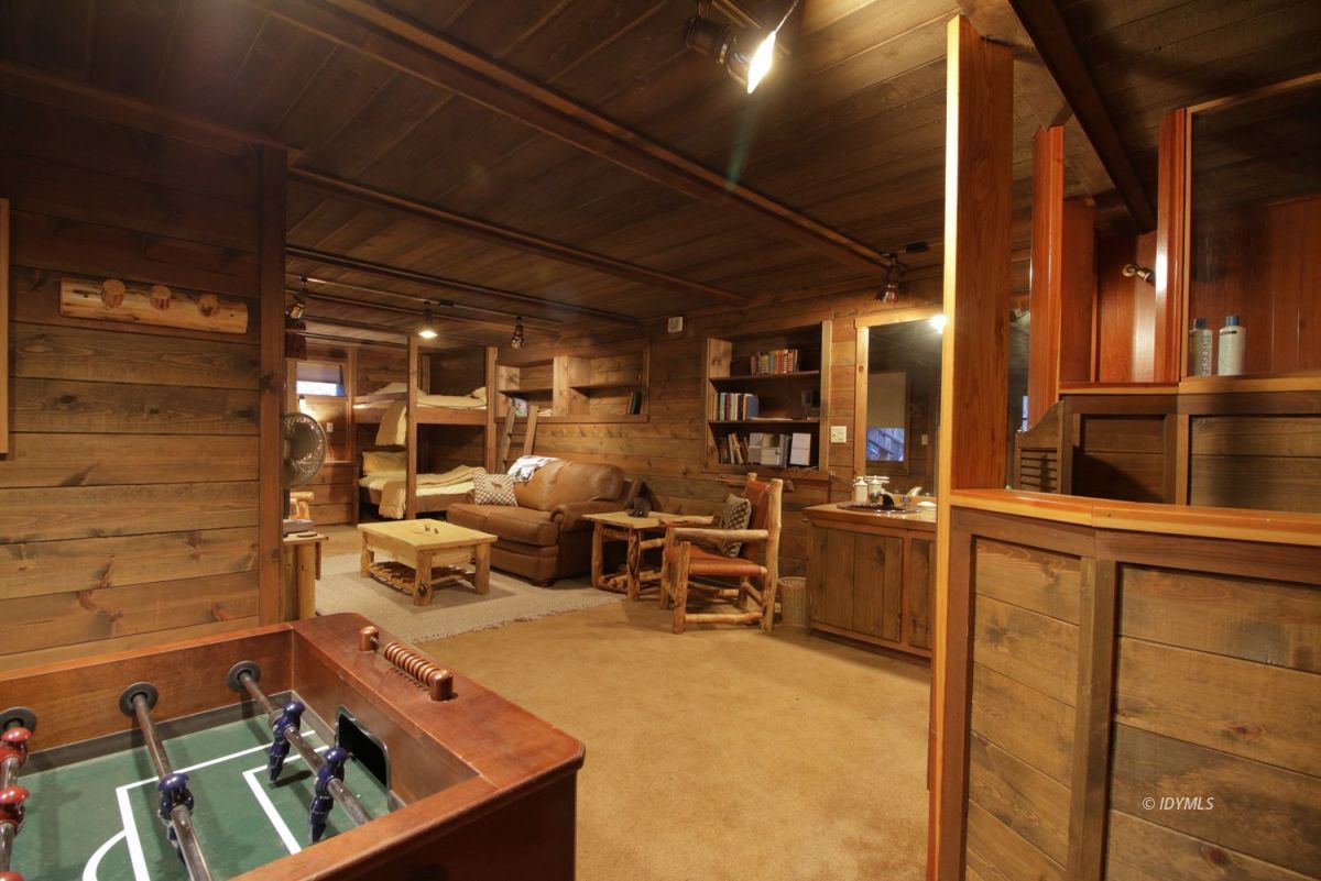 24745 Fern Valley Road Idyllwild, CA 92549 - Photo 29 of 48 a room with chairs