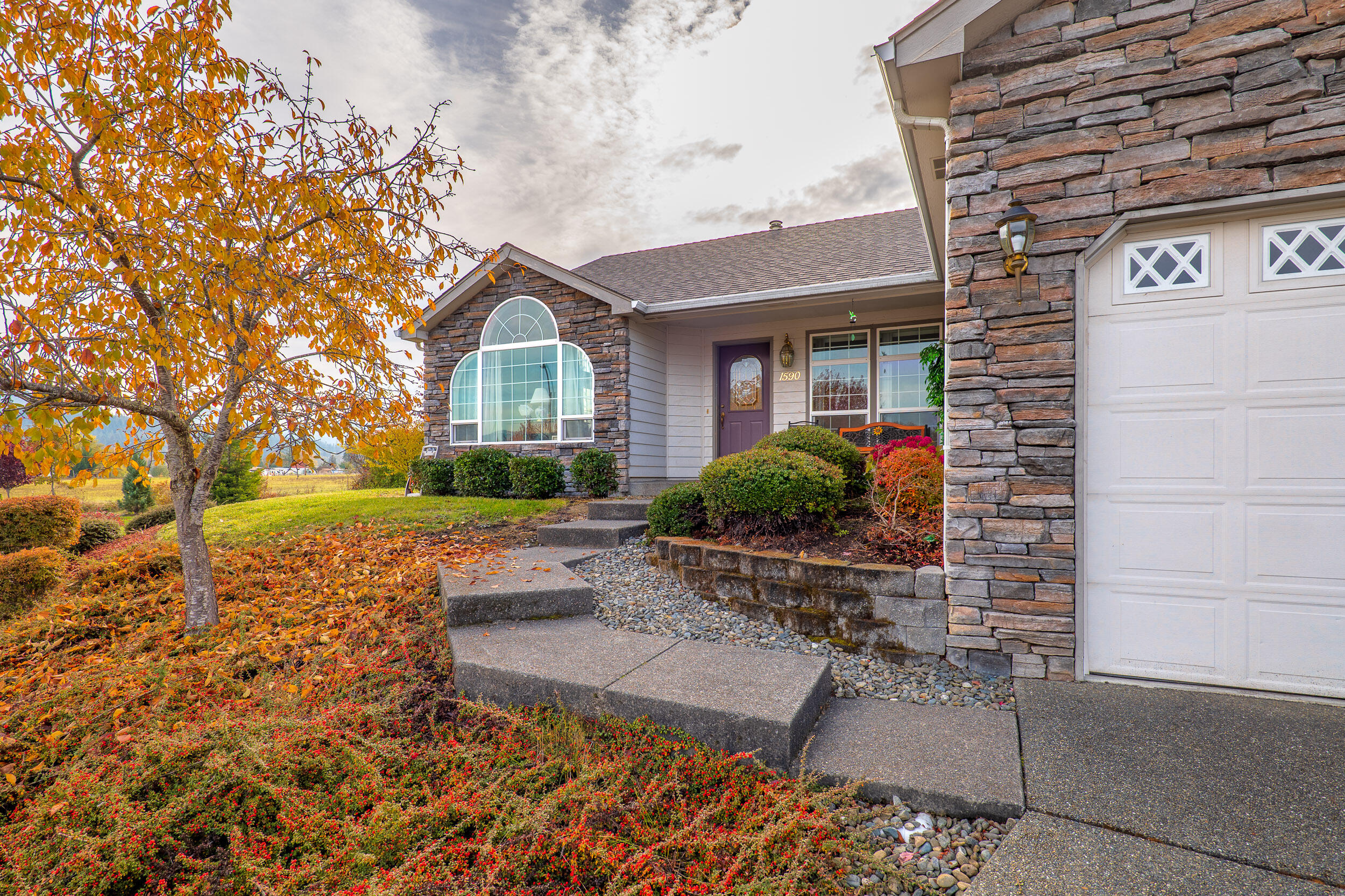 1590 West Harbeck Road Grants Pass, OR 97527 - Photo 4 of 38 Front Walkway