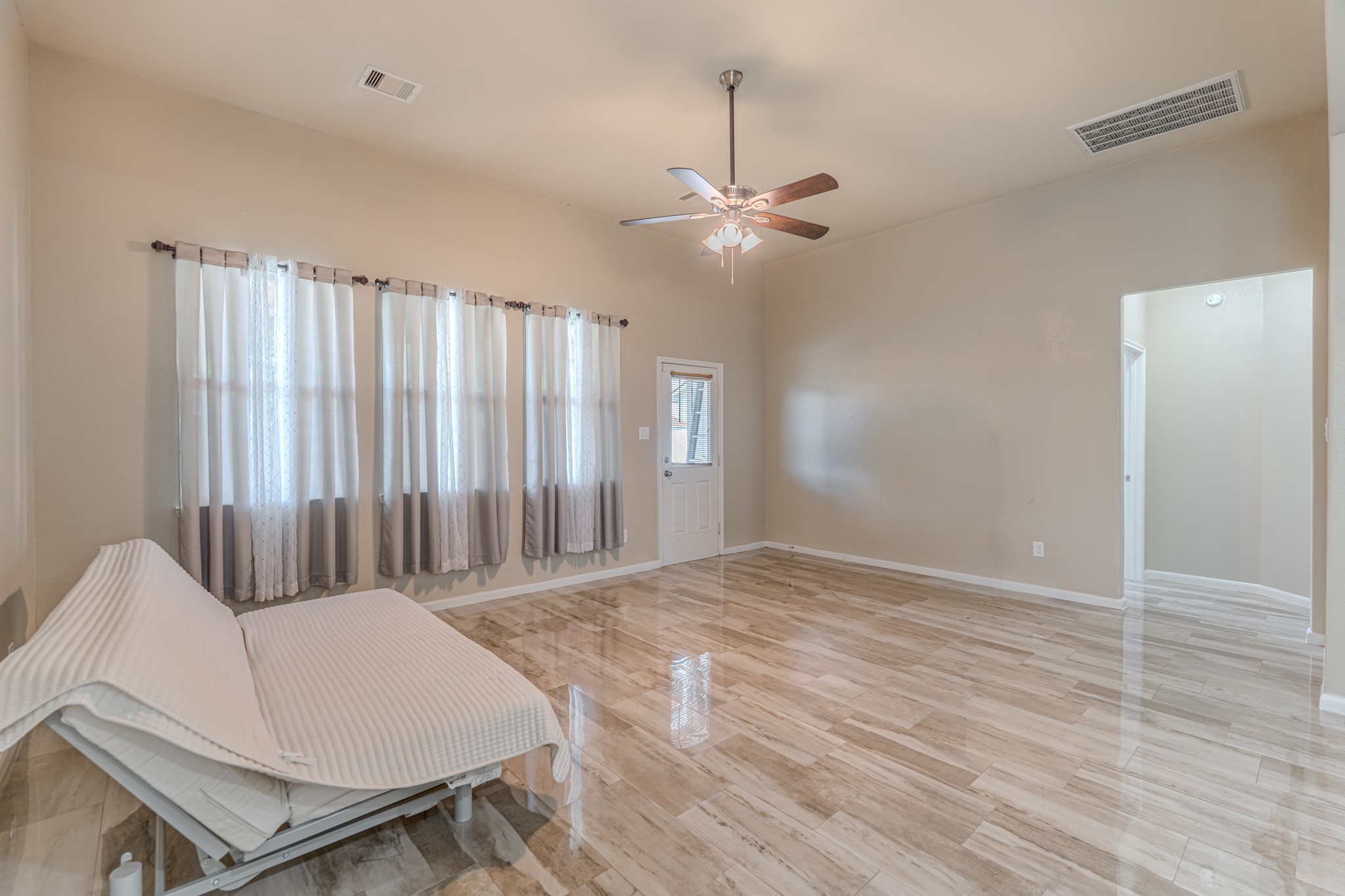 2126 Silver Rimrock Trail Houston, TX 77014 - Photo 12 of 31 Living Room