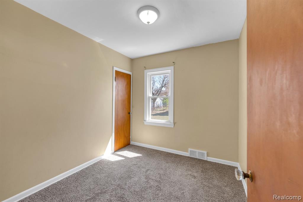 24901 Joy Road Dearborn Heights, MI 48127 - Photo 11 of 44