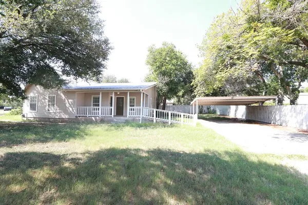 a view of house with a yard