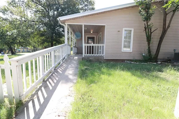 a view of a house with backyard and porch