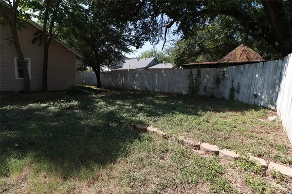 a view of a backyard