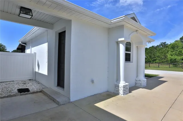 a view of a house with backyard and garden