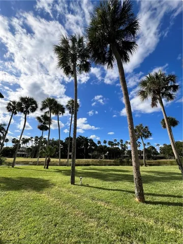 $1,800 | 2 Vista Gdns Trail, Unit 202, Vero Beach, FL 32962
