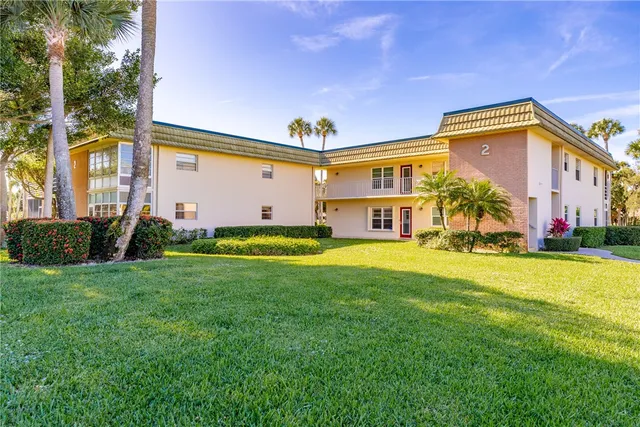 $1,800 | 2 Vista Gdns Trail, Unit 202, Vero Beach, FL 32962