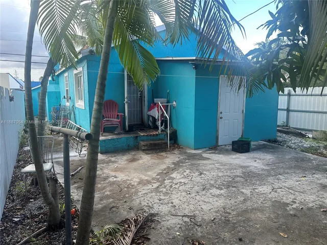 a view of a house with basketball court