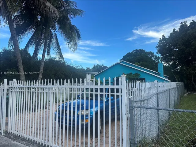 $399,900 | 390 Northeast 166th Street, Miami, FL 33162