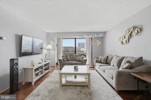 $435,000 | 1800 Old Meadow Road, Unit 1204, McLean, VA 22102