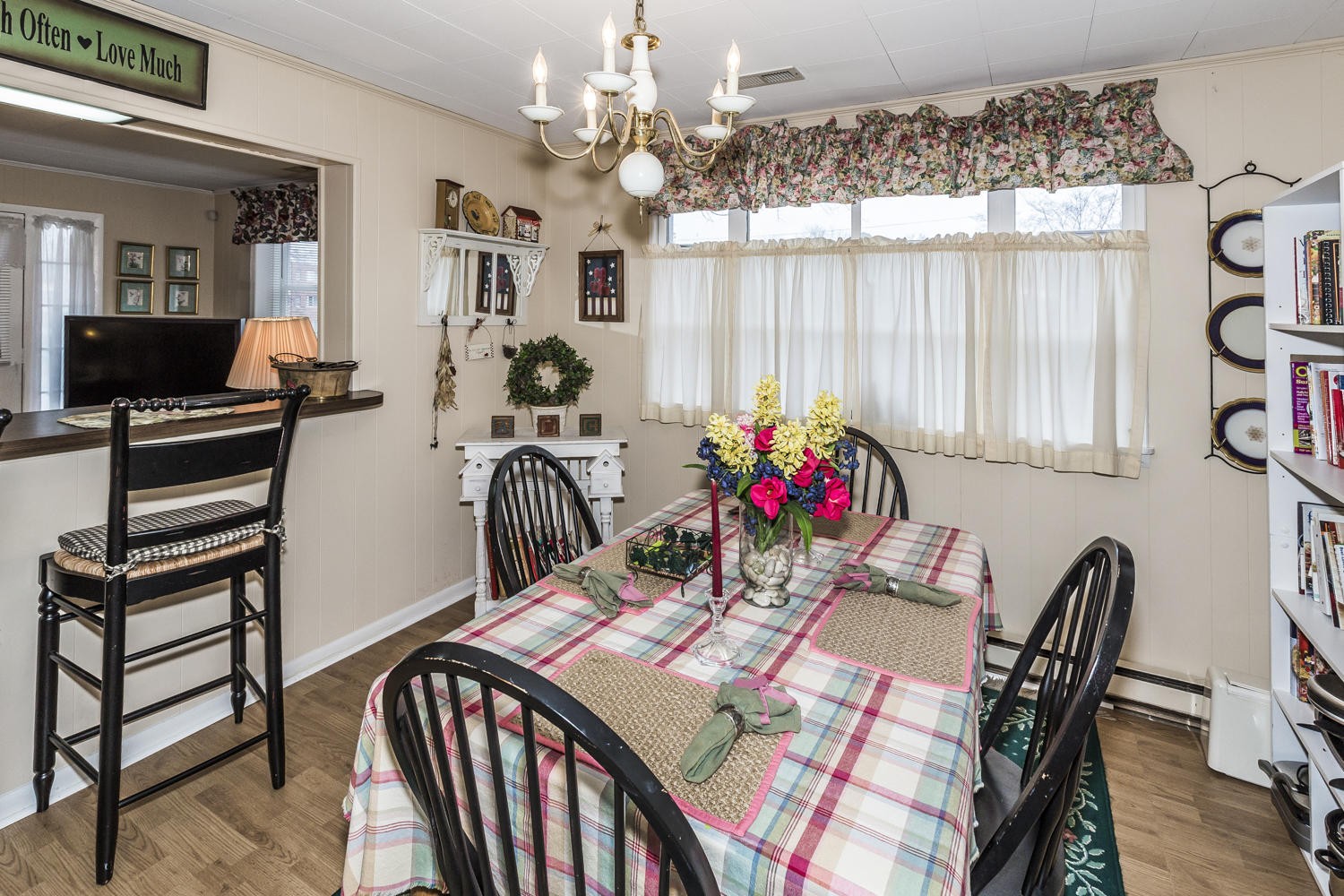 101 Parsons Road Oak Ridge, TN 37830 - Photo 13 of 31 a view of a dining room with furniture and a chandelier
