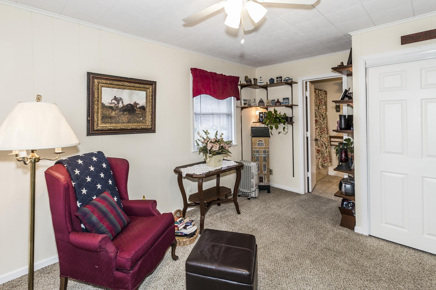 101 Parsons Road Oak Ridge, TN 37830 - Photo 27 of 31 a living room with furniture and a flat screen tv