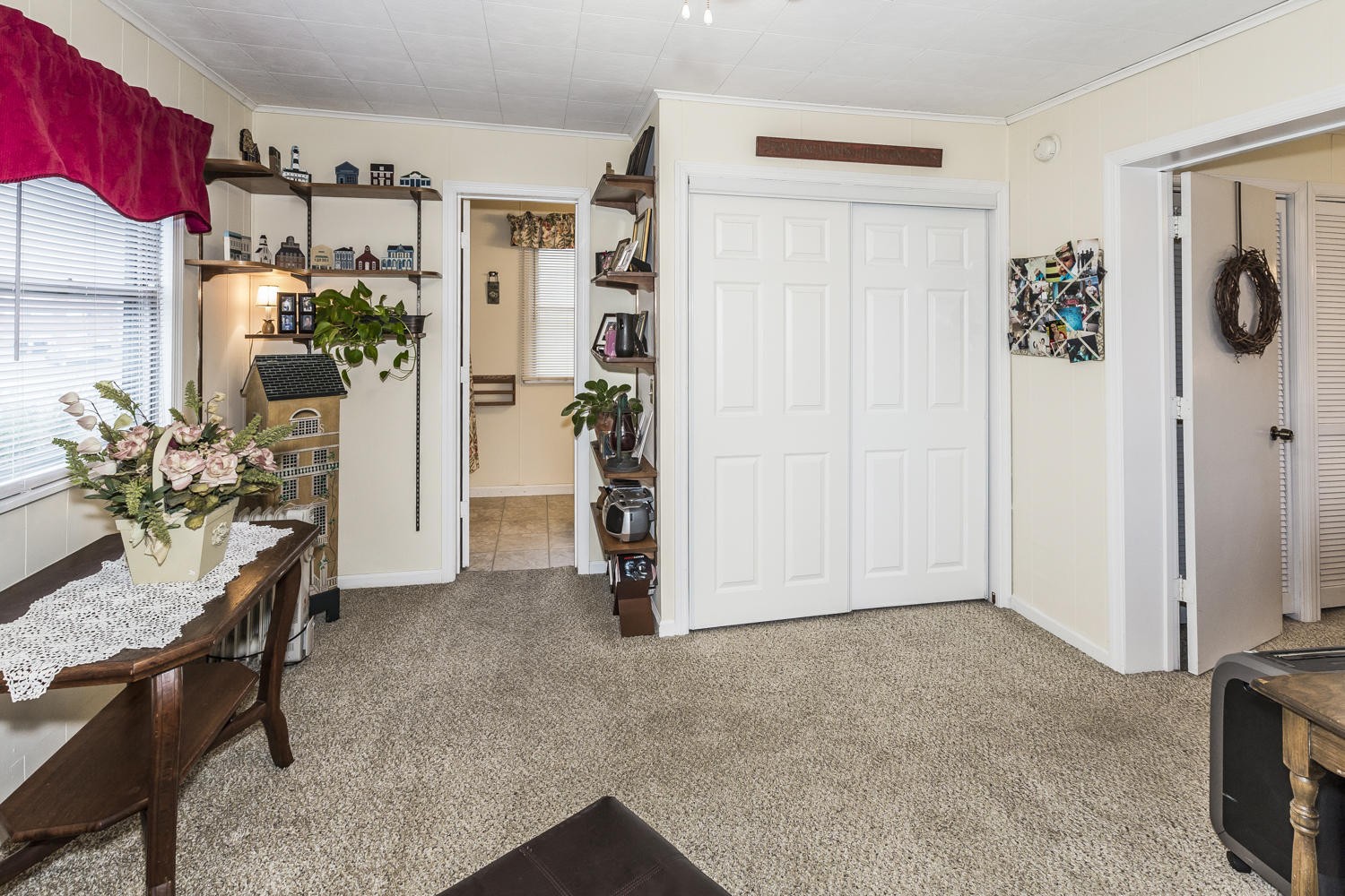 101 Parsons Road Oak Ridge, TN 37830 - Photo 28 of 31 a view of livingroom with furniture and a potted plant