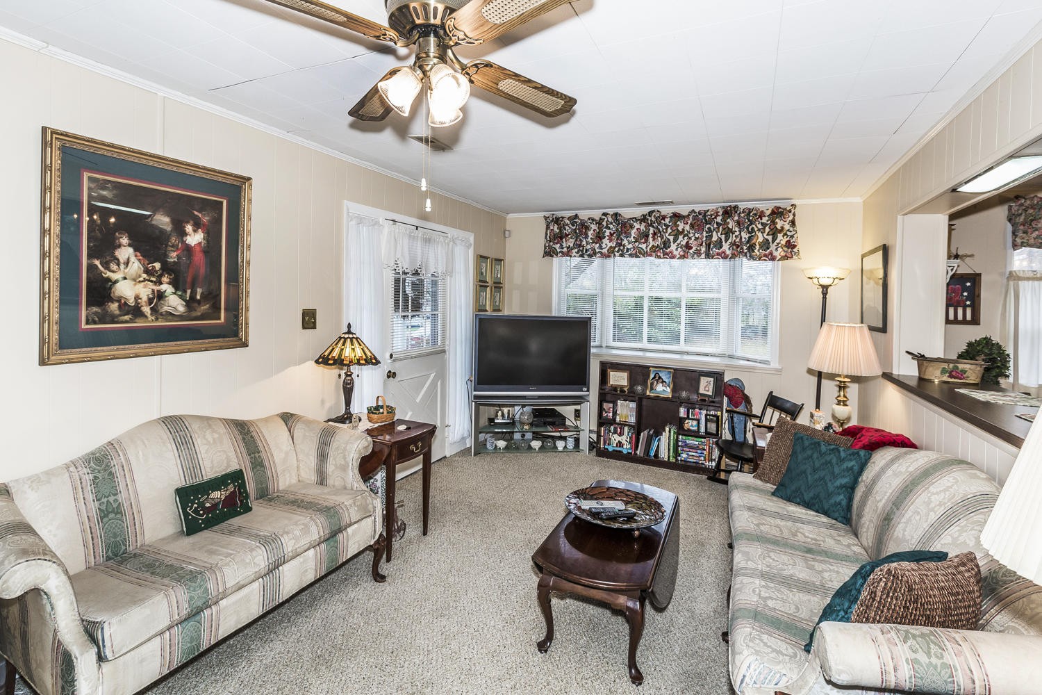 101 Parsons Road Oak Ridge, TN 37830 - Photo 8 of 31 a living room with furniture and a flat screen tv