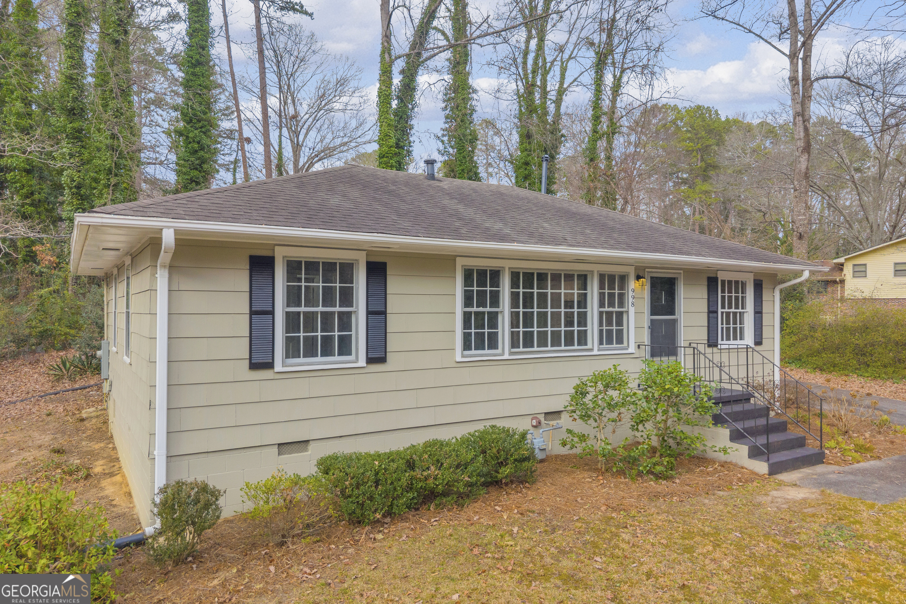 998 Rosedale Street Toccoa, GA 30577 - Photo 14 of 43 a front view of a house with garden