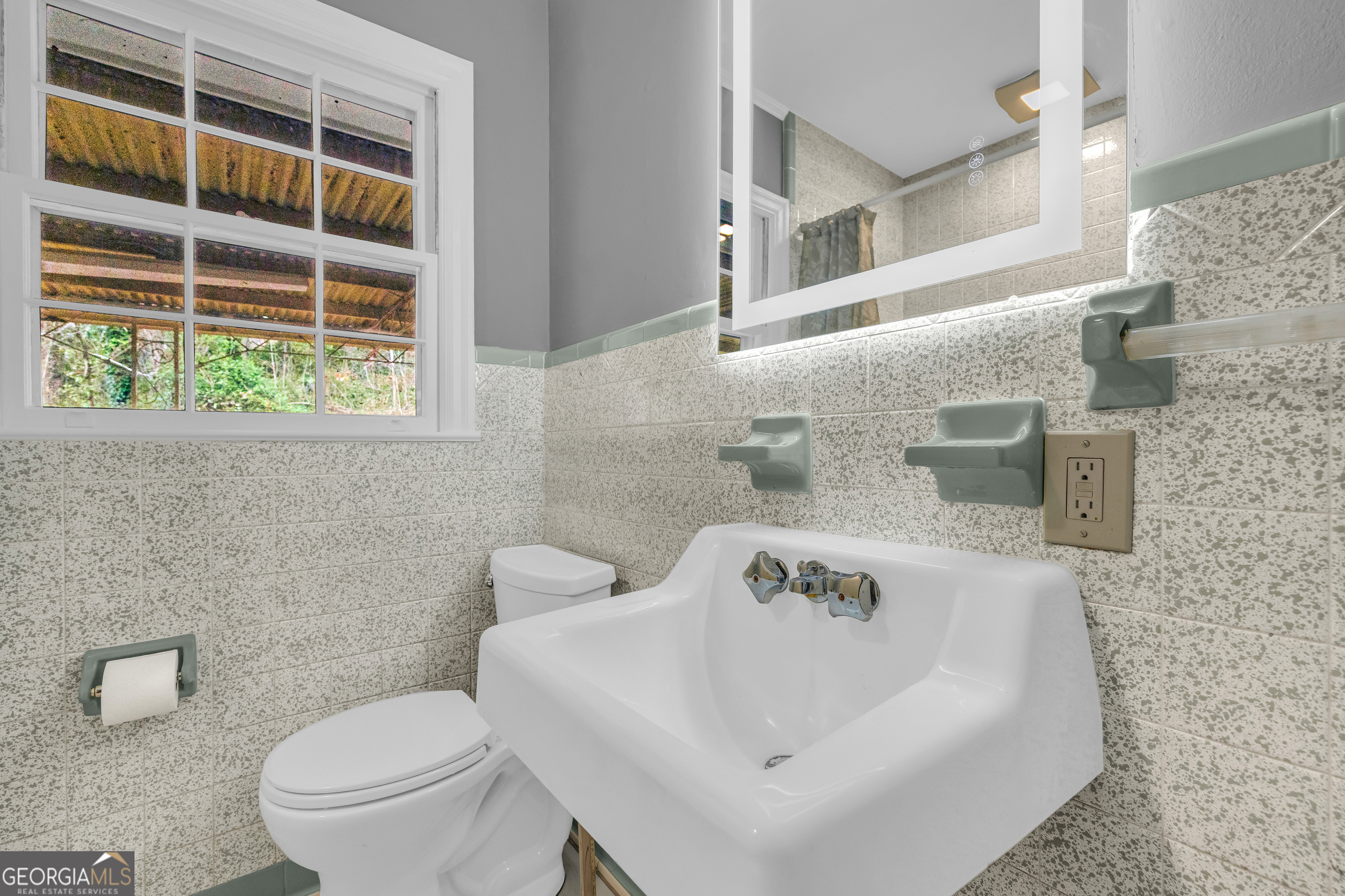 998 Rosedale Street Toccoa, GA 30577 - Photo 29 of 43 a bathroom with a sink a toilet and a bathtub