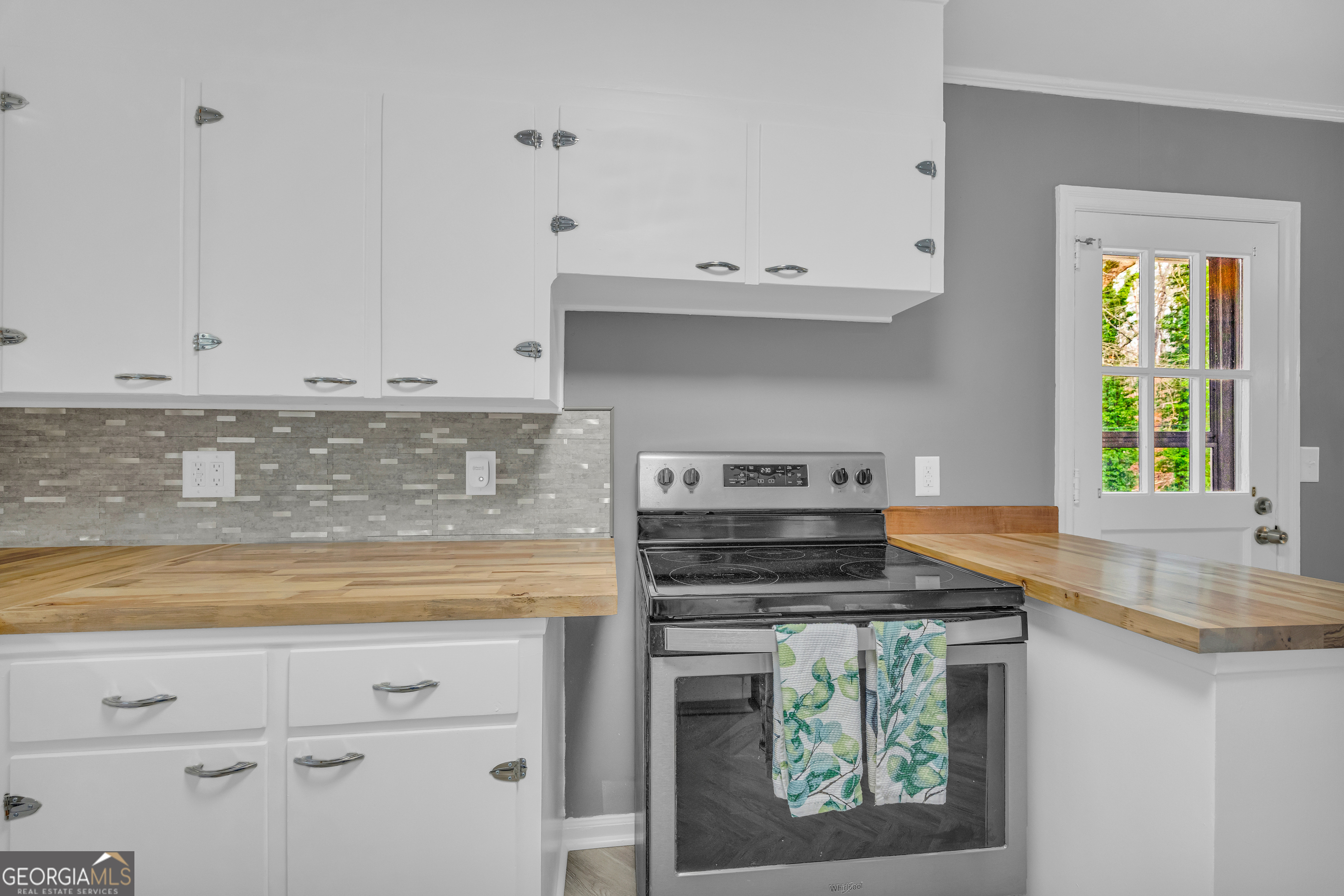 998 Rosedale Street Toccoa, GA 30577 - Photo 41 of 43 a kitchen with white cabinets and appliances