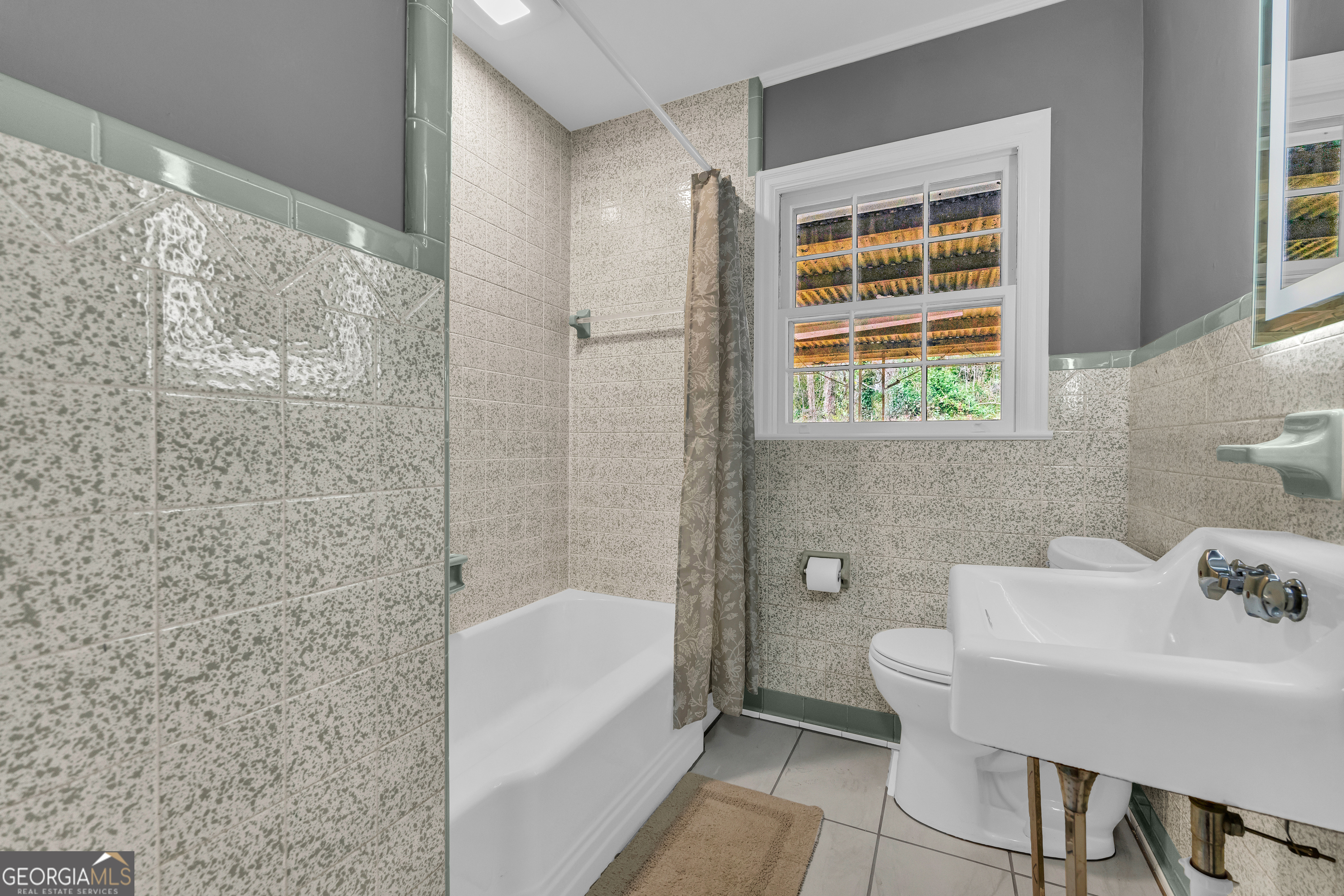 998 Rosedale Street Toccoa, GA 30577 - Photo 5 of 43 a bathroom with a sink a toilet and shower