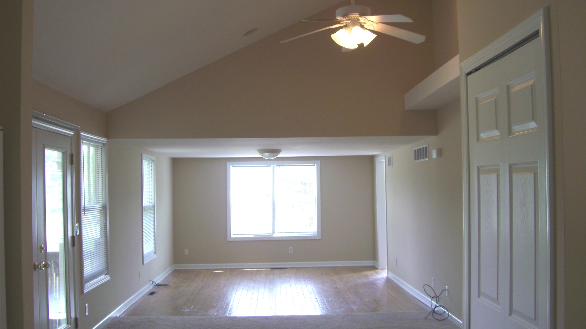 2055 North 35th Road Ottawa, IL 61350 - Photo 4 of 41 a view of empty room with window