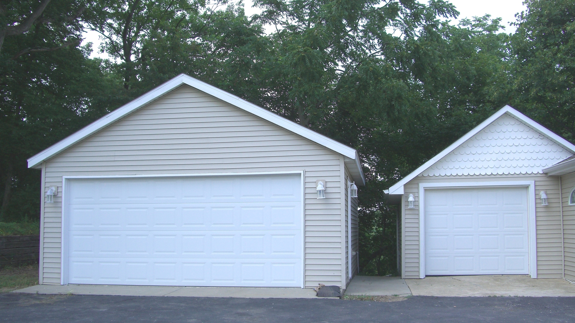 2055 North 35th Road Ottawa, IL 61350 - Photo 39 of 41 a small white house with a outdoor space