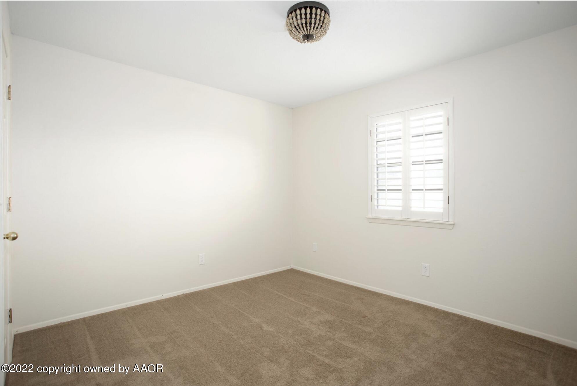 6700 Foothill Drive Amarillo, TX 79124 - Photo 2 of 17 an empty room with a window