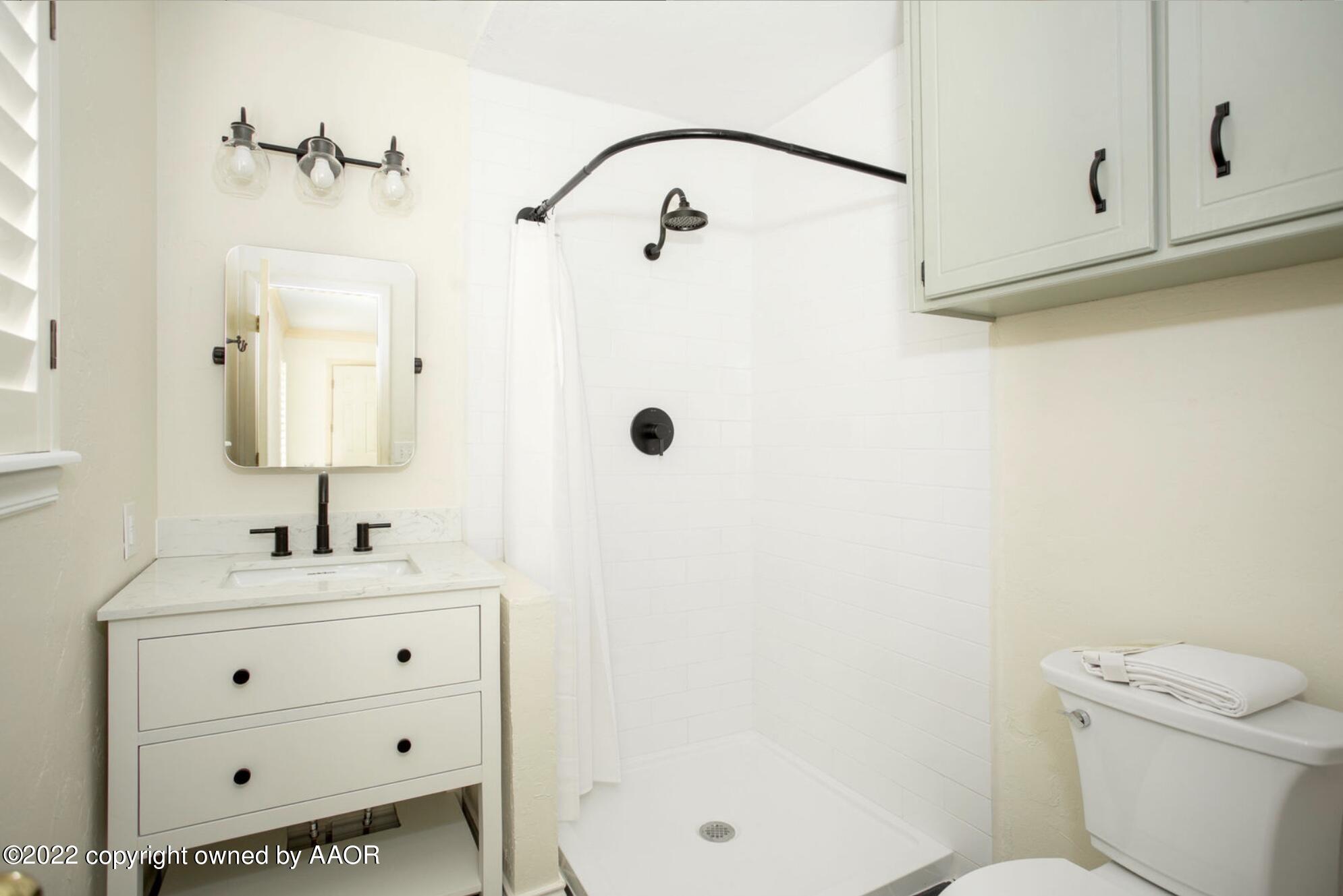 6700 Foothill Drive Amarillo, TX 79124 - Photo 9 of 17 a bathroom with a sink a toilet and shower