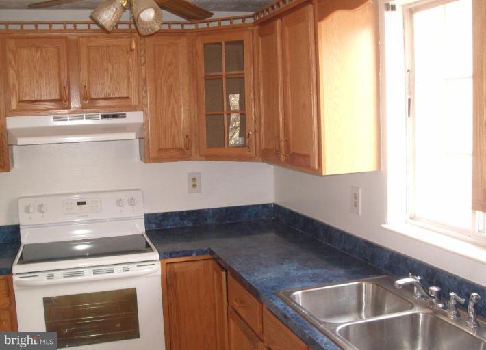 8610 Temple Hill Road Clinton, MD 20735 - Photo 2 of 10 Kitchen