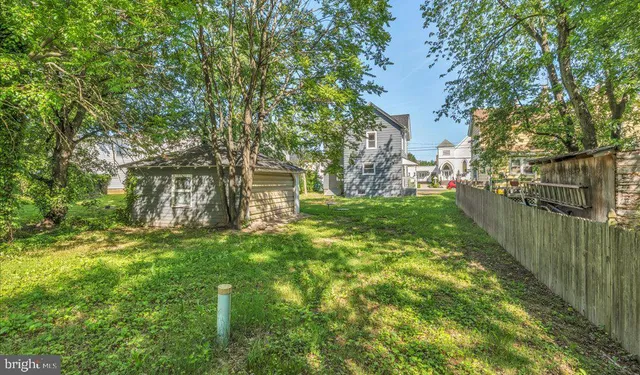 a view of yard with green space