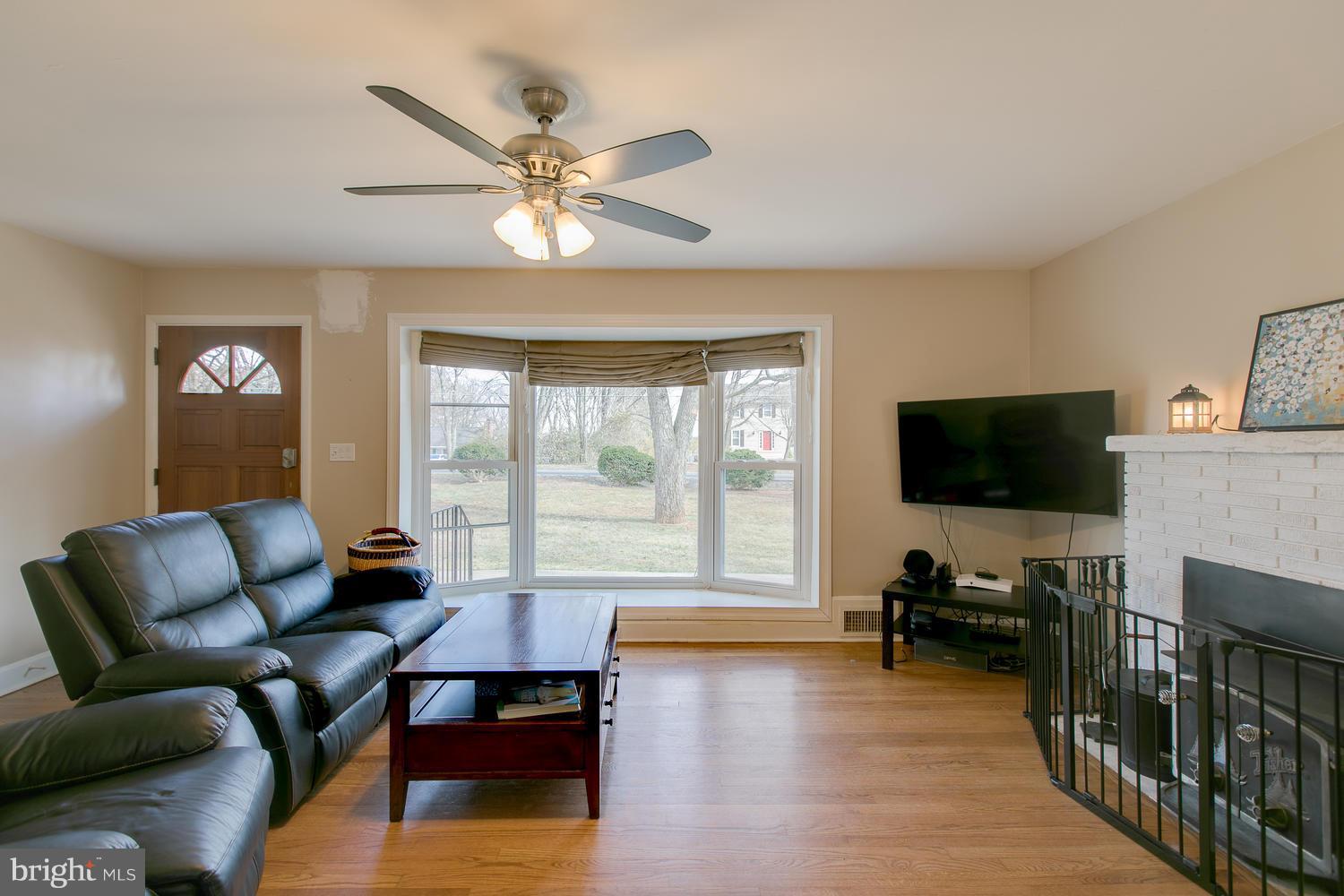6776 Riley Road Warrenton, VA 20187 - Photo 4 of 30 Living Room