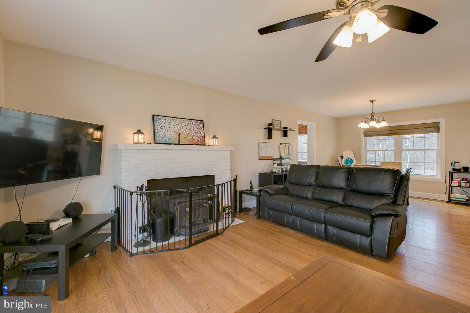 6776 Riley Road Warrenton, VA 20187 - Photo 5 of 30 Living Room