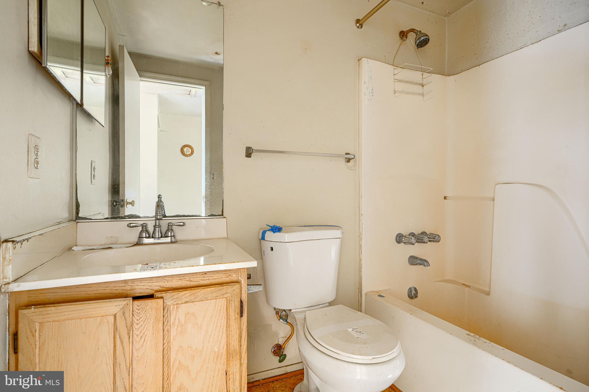 3416 Round Road Baltimore, MD 21225 - Photo 16 of 22 bathroom