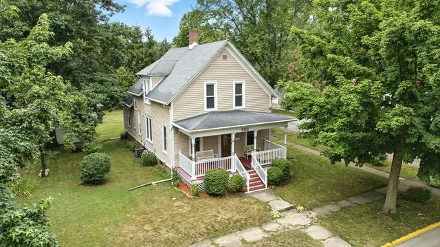 a view of house with a yard