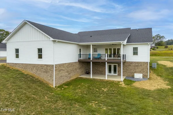 $617,700 | 182 St Johns Way, Chilhowie, VA 24319