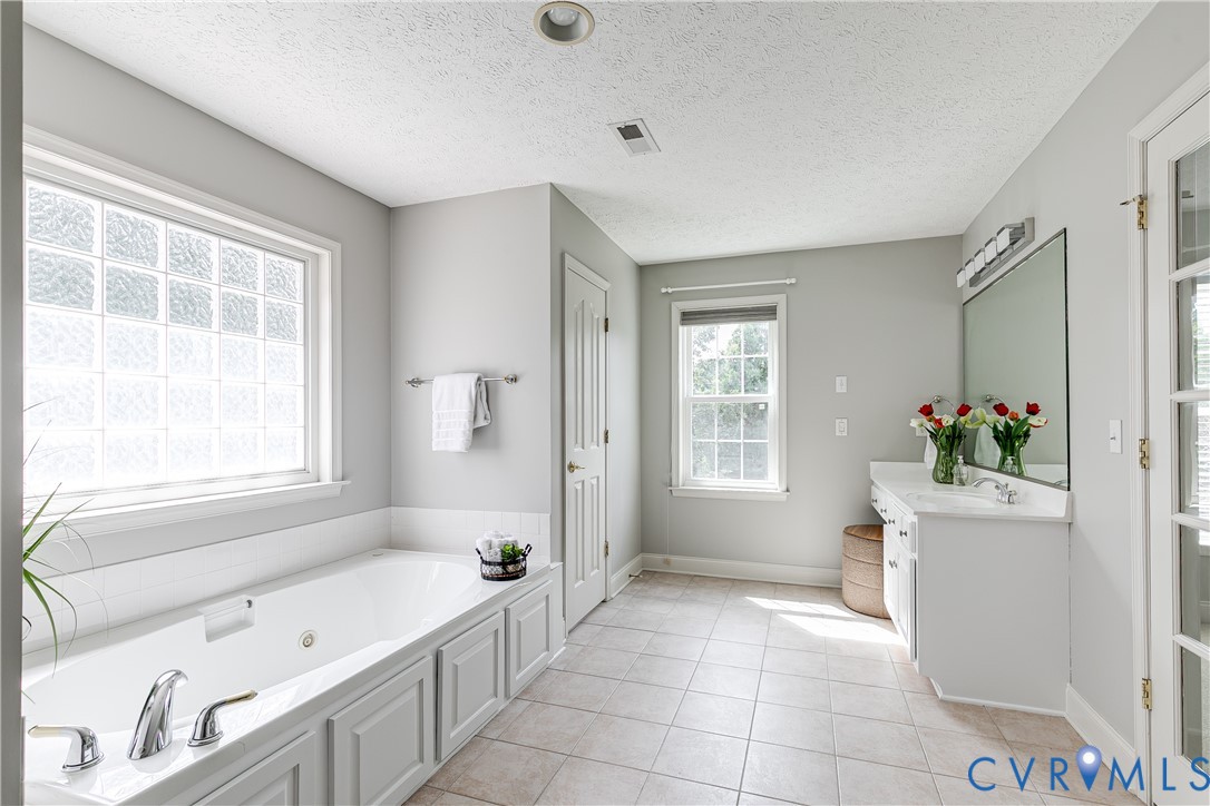11401 Braidstone Lane Chesterfield, VA 23838 - Photo 31 of 47 Large tub and separate private WC.