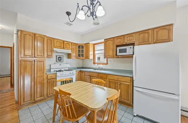 $978,888 | 150-39 Coolidge Avenue | Briarwood