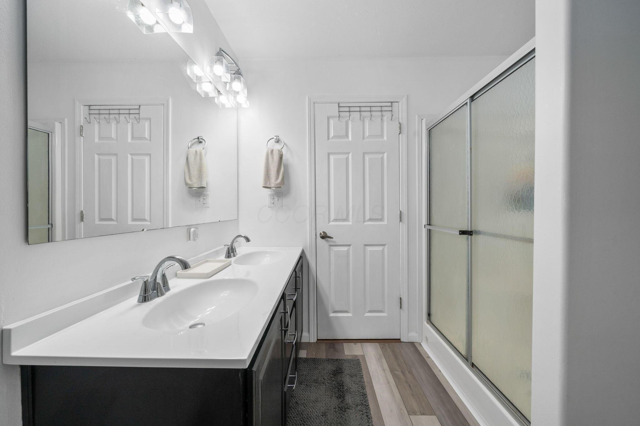 14667 Cleveland Road Southwest Pataskala, OH 43062 - Photo 18 of 33 Owner's Bath