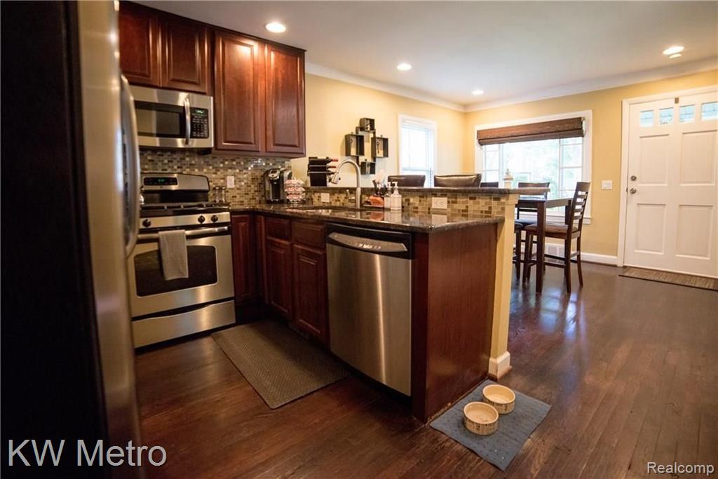 229 North Helen Avenue Rochester, MI 48307 - Photo 12 of 37
