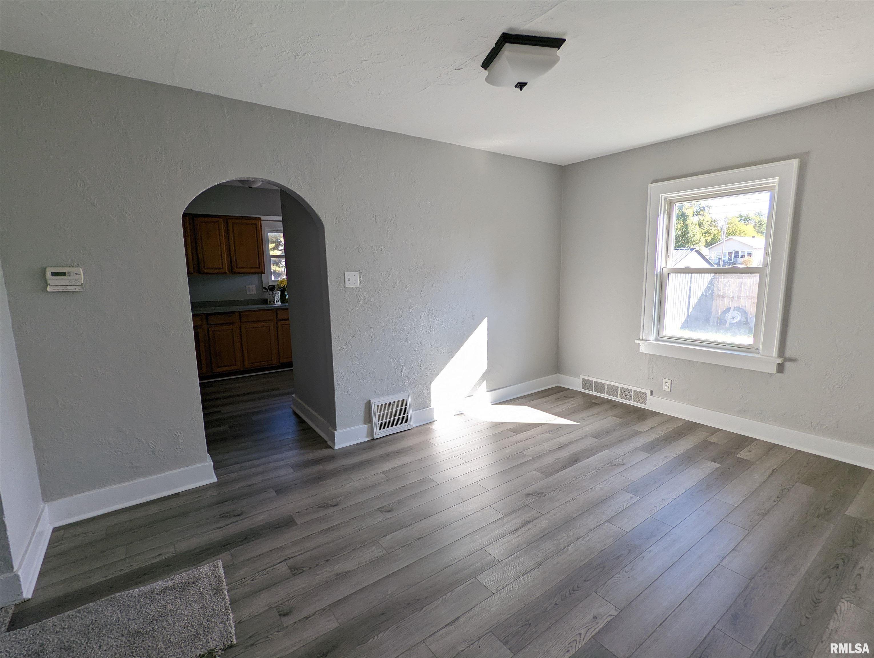 352 Albert Street Creve Coeur, IL 61610 - Photo 11 of 47