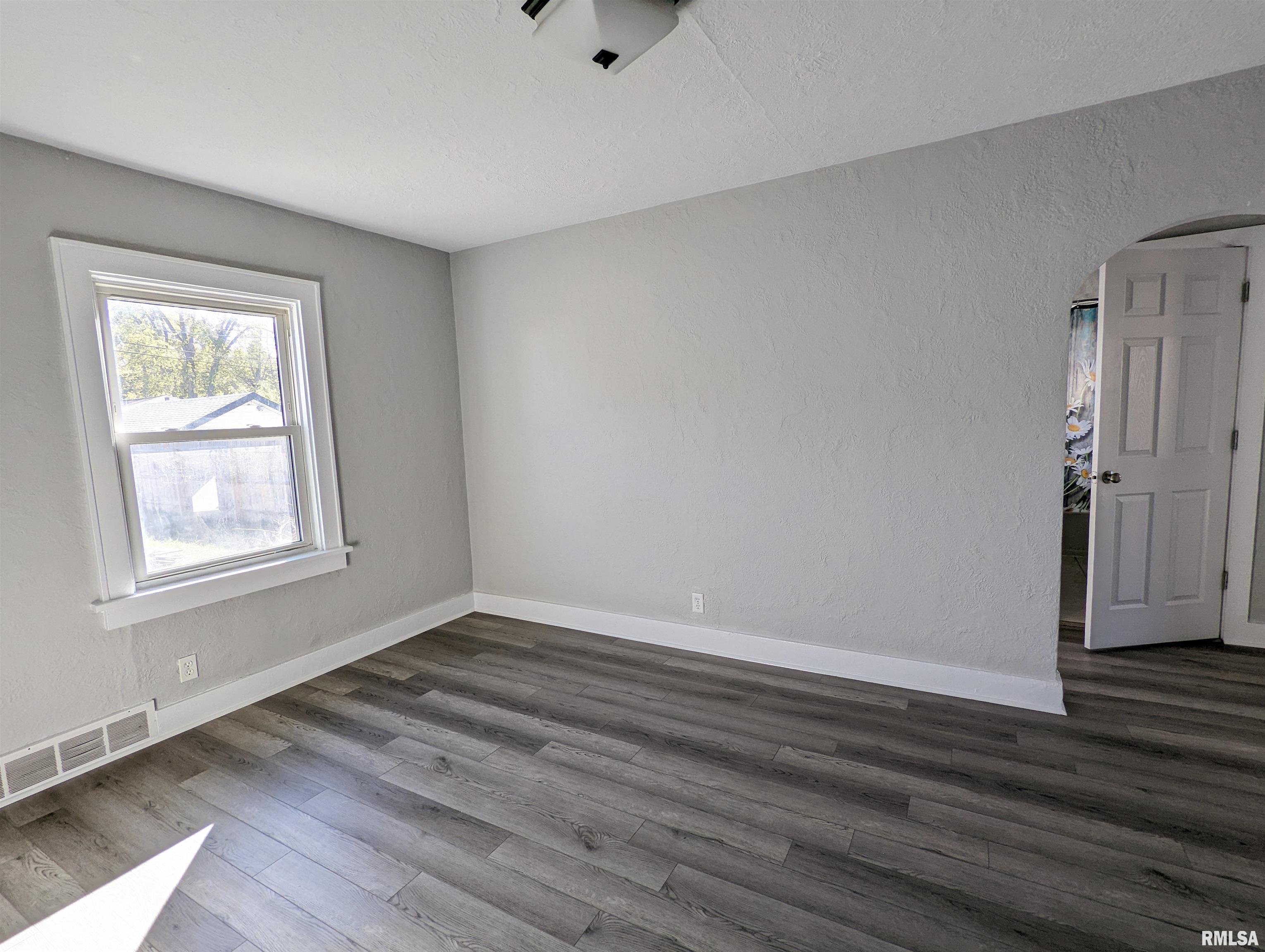 352 Albert Street Creve Coeur, IL 61610 - Photo 13 of 47