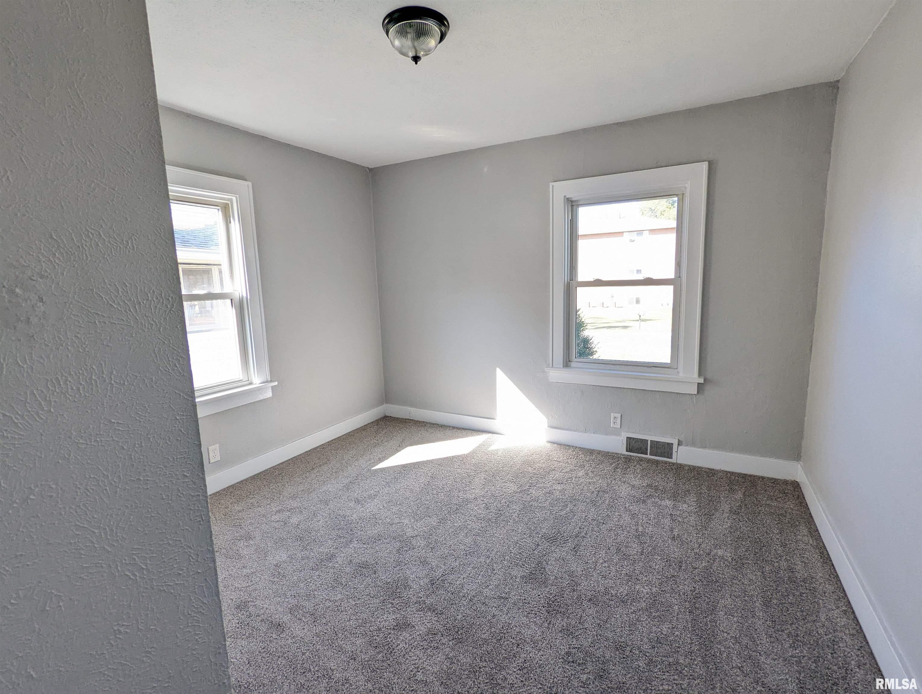 352 Albert Street Creve Coeur, IL 61610 - Photo 23 of 47